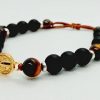 Pulsera ajustable de medalla de San Benito en oro laminado con piedras naturales ónix y ojo de tigre
