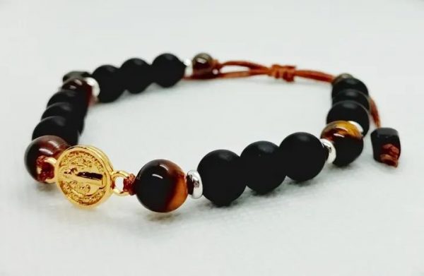 Pulsera ajustable de medalla de San Benito en oro laminado con piedras naturales ónix y ojo de tigre