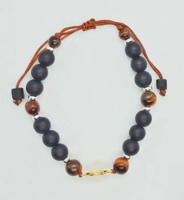 Pulsera ajustable de medalla de San Benito en oro laminado con piedras naturales ónix y ojo de tigre