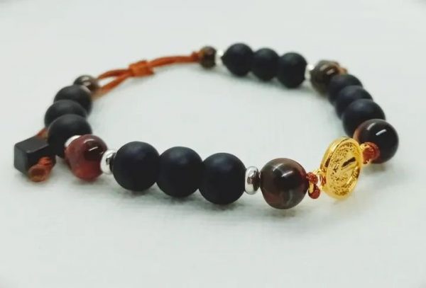 Pulsera ajustable de medalla de San Benito en oro laminado con piedras naturales ónix y ojo de tigre