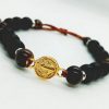 Pulsera ajustable de medalla de San Benito en oro laminado con piedras naturales ónix y ojo de tigre