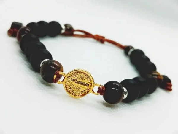 Pulsera ajustable de medalla de San Benito en oro laminado con piedras naturales ónix y ojo de tigre