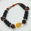 Pulsera ajustable de medalla de San Benito en oro laminado con piedras naturales ónix y ojo de tigre