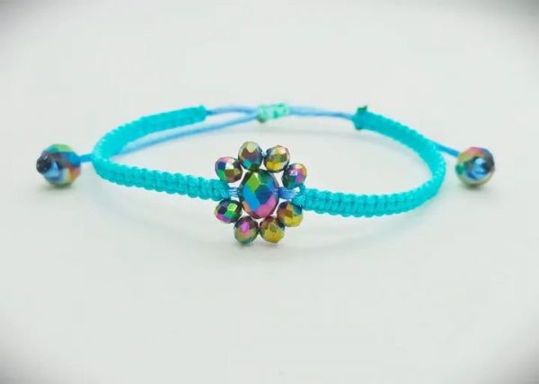 Pulsera ajustable tejida a mano con flor de cristales facetados