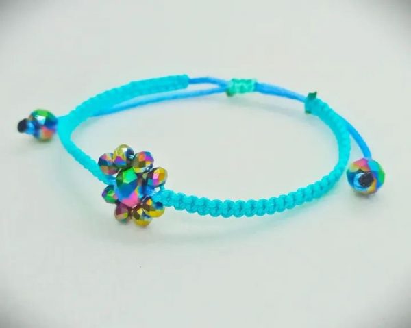 Pulsera ajustable tejida a mano con flor de cristales facetados