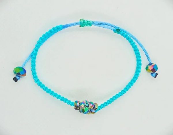 Pulsera ajustable tejida a mano con flor de cristales facetados