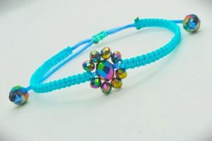 Pulsera ajustable tejida a mano con flor de cristales facetados