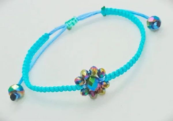 Pulsera ajustable tejida a mano con flor de cristales facetados