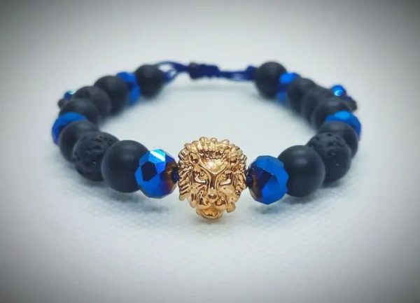 2026/01/1002576115.jpg Pulsera de cabeza de león con piedras naturales ónix mate, roca volcánica y cristales facetados azul eléctrico