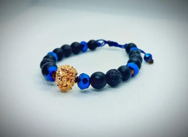 2026/01/1002576116.jpg Pulsera de cabeza de león con piedras naturales ónix mate, roca volcánica y cristales facetados azul eléctrico