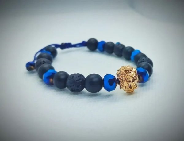 2026/01/1002576118.jpg Pulsera de cabeza de león con piedras naturales ónix mate, roca volcánica y cristales facetados azul eléctrico