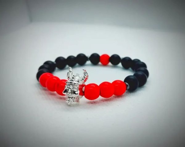 Pulsera de Vikingo plateado con piedras naturales ónix mate y howlita roja