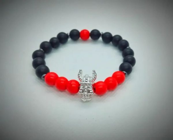 Pulsera de Vikingo plateado con piedras naturales ónix mate y howlita roja