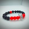 Pulsera de Vikingo plateado con piedras naturales ónix mate y howlita roja