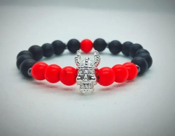Pulsera de Vikingo plateado con piedras naturales ónix mate y howlita roja