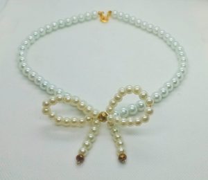 Gargantilla de perlas artificiales con moño coquette