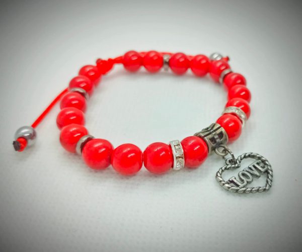 Pulsera ajustable de piedras naturales howlita roja, separadores de hematita y dije colgante de corazón-love plateado