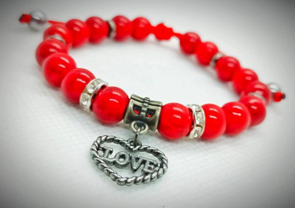 Pulsera ajustable de piedras naturales howlita roja, separadores de hematita y dije colgante de corazón-love plateado
